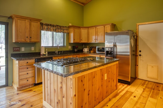 5238 Buck Springs Rd, Pinetop, AZ 85935 - kitchen featuring appliances with stainless steel finishes, a sink, light wood finished floors, plenty of natural light, and high vaulted ceiling
