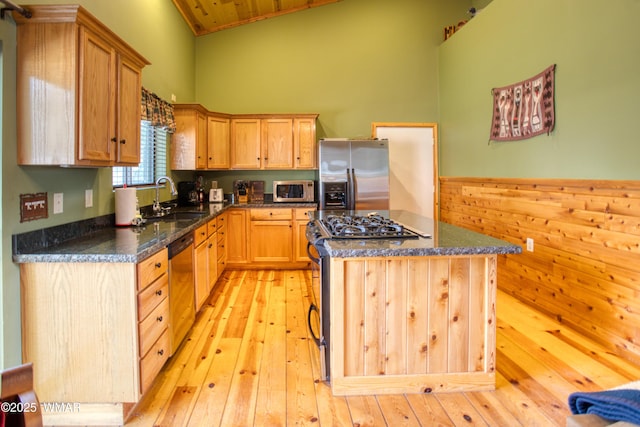 5238 Buck Springs Rd, Pinetop, AZ 85935 - kitchen with stainless steel appliances, a sink, light wood-style flooring, a high ceiling, and a center island