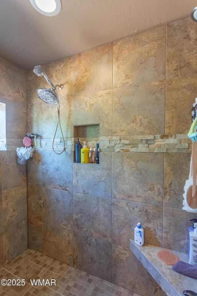 7431 N Gemini Ln, Lakeside, AZ 85929 - full bathroom featuring tiled shower