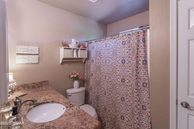 7431 N Gemini Ln, Lakeside, AZ 85929 - full bath with toilet, vanity, and curtained shower