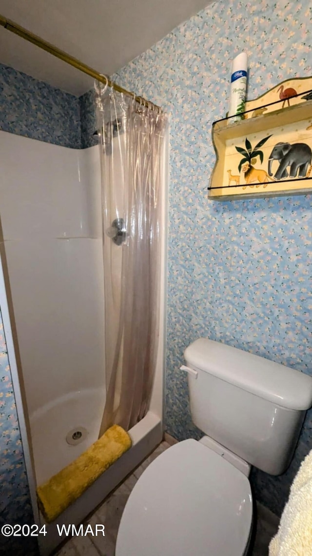 219 Yeager Ln, Lakeside, AZ 85929 - bathroom featuring wallpapered walls and a shower stall