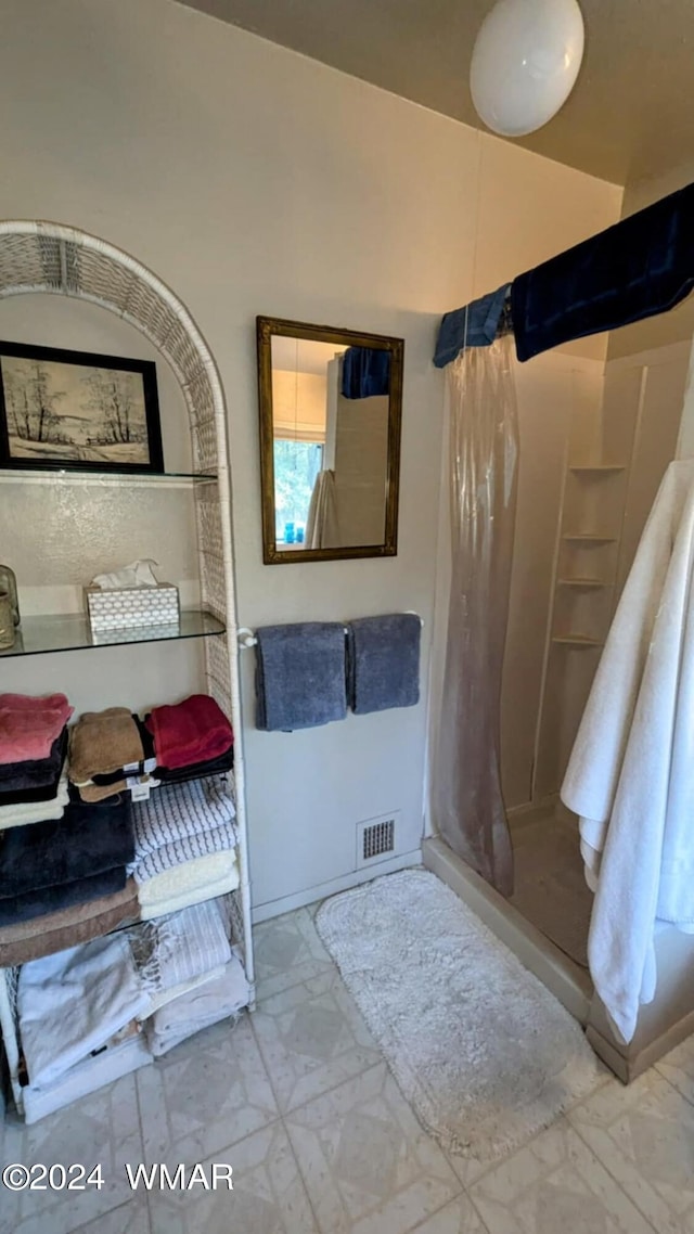 219 Yeager Ln, Lakeside, AZ 85929 - full bath featuring a shower with shower curtain