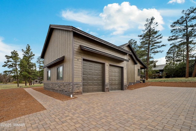 1380 Lakeside Trl, Show Low, AZ 85901 - garage featuring decorative driveway