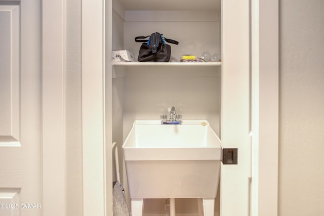 3651 Crown Dancer Dr Unit 8, Pinetop, AZ 85935 - laundry room with a sink