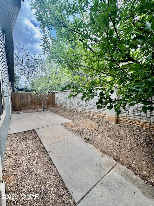 5200 S Morgan Mountain Dr, Show Low, AZ 85901 - fenced backyard featuring a patio area