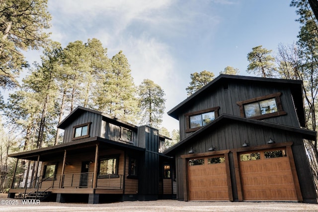 view of front of property featuring a porch and driveway