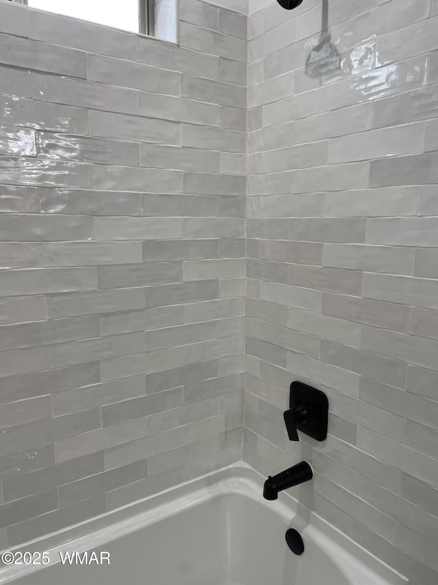 2490 Aspen Run, Pinetop, AZ 85935 - full bath featuring tub / shower combination