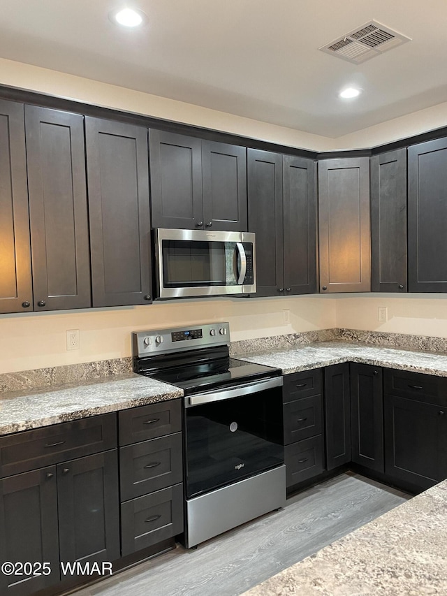 2490 Aspen Run, Pinetop, AZ 85935 - kitchen with light countertops, stainless steel appliances, light wood finished floors, and visible vents