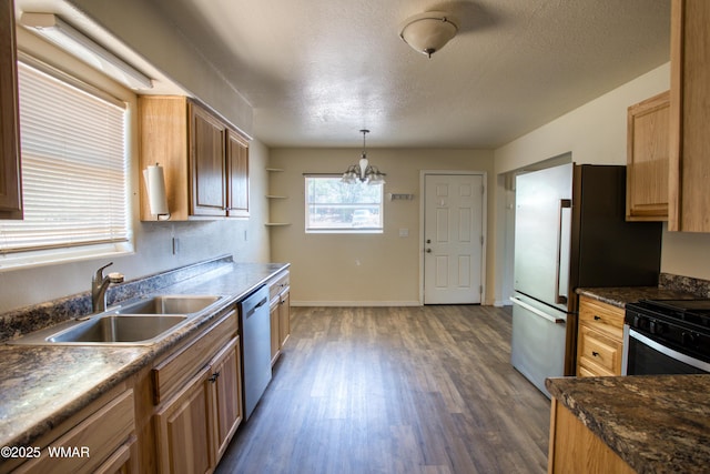 341 W 5th St S, Snowflake, AZ 85937 - kitchen featuring a sink, stainless steel appliances, dark wood-style floors, a chandelier, and dark countertops