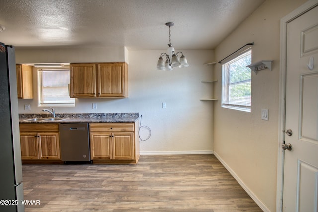 341 W 5th St S, Snowflake, AZ 85937 - kitchen featuring stainless steel appliances, a sink, a chandelier, dark countertops, and wood finished floors