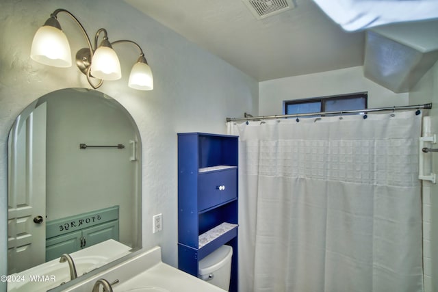 full bathroom with toilet, visible vents, vanity, and a shower with shower curtain