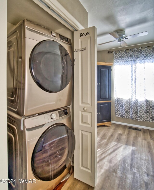 8286 Pinon Dr, Show Low, AZ 85901 - washroom with stacked washer and clothes dryer, wood finished floors, and a ceiling fan