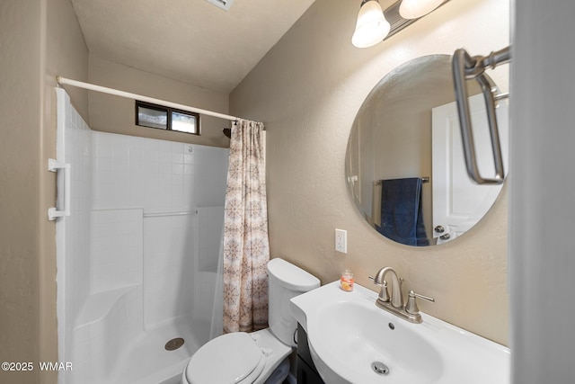 full bath featuring a textured wall, toilet, a shower with shower curtain, and a sink