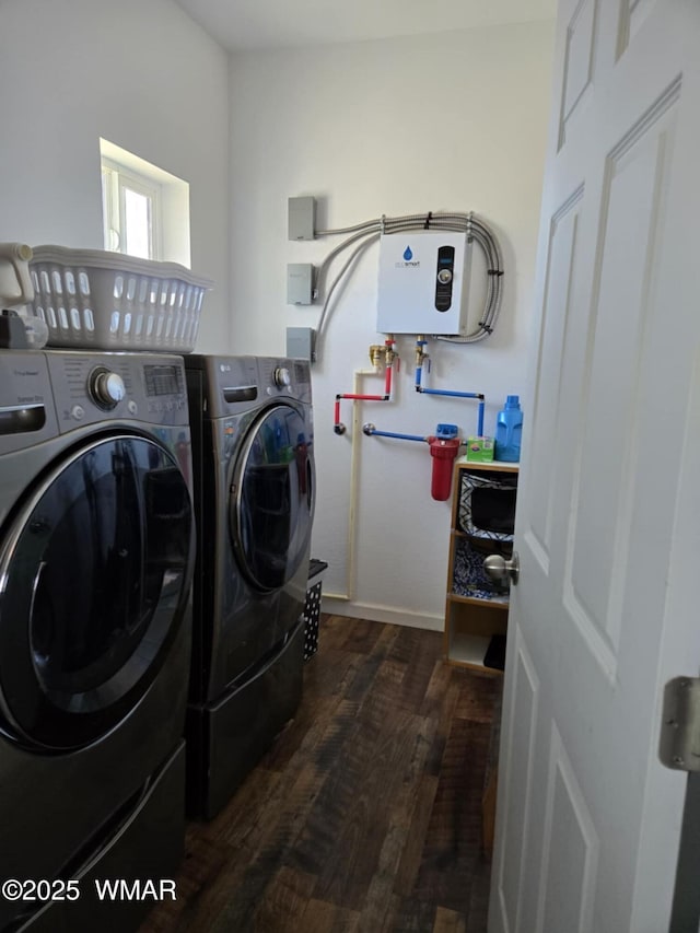 3845 Hidden Ranch Rd, Snowflake, AZ 85937 - laundry room featuring washing machine and dryer, wood finished floors, water heater, and baseboards