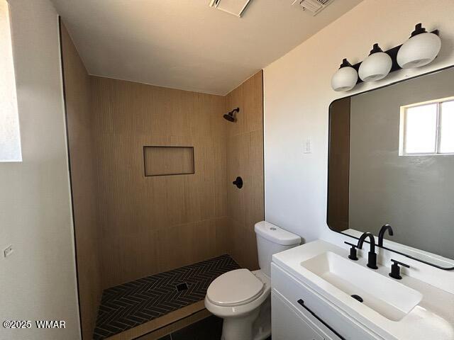 242 E 7th Ave, Eagar, AZ 85925 - bathroom featuring tiled shower and vanity