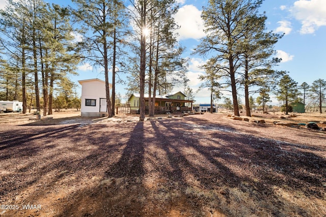 view of yard with an outbuilding