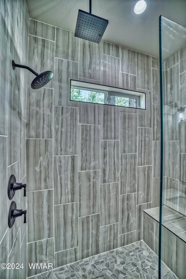 full bathroom featuring tiled shower