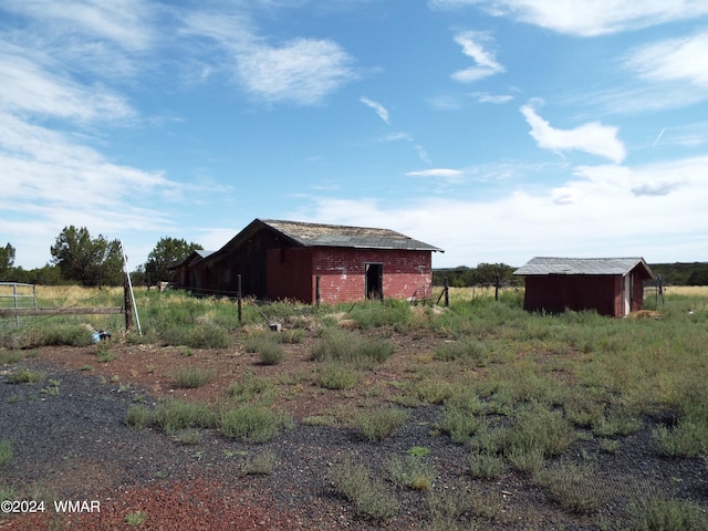 view of yard featuring an outbuilding and a rural view