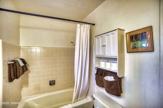 bathroom featuring shower / tub combo