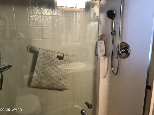 bathroom featuring a tile shower