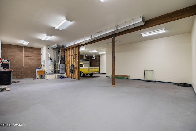 1561 S Canyon Ridge Trl, Show Low, AZ 85901 - garage featuring water heater