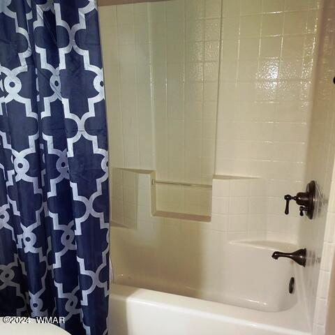 full bathroom with shower / bath combination with curtain and toilet