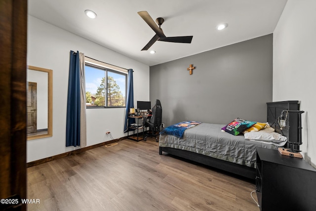 2872 Penny Ln, Lakeside, AZ 85929 - bedroom with wood finished floors, baseboards, recessed lighting, ceiling fan, and a desk