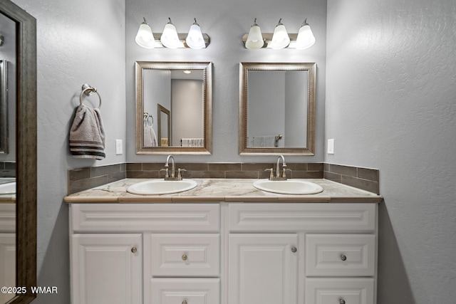 289 N Divot Dr, Eagar, AZ 85925 - full bath with double vanity and a textured wall