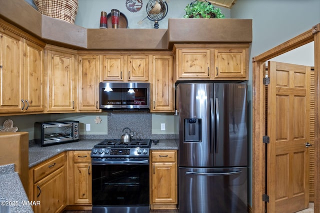 380 N Retreat Dr, Show Low, AZ 85901 - kitchen with appliances with stainless steel finishes and backsplash