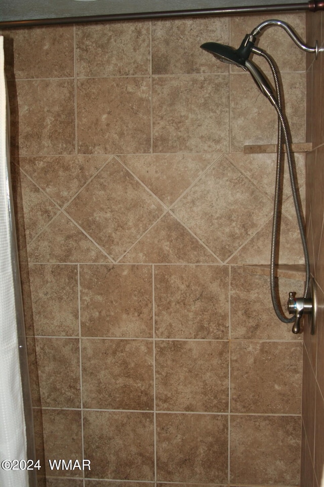 room details featuring tiled shower