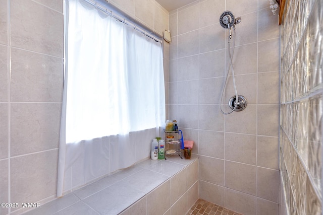 2045 Silver Creek Dr, Show Low, AZ 85901 - bathroom featuring a tile shower