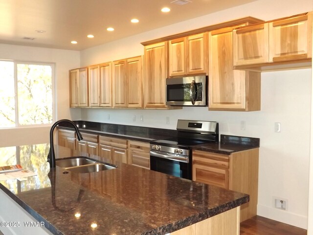 2759 Panther Cir, Overgaard, AZ 85933 - kitchen featuring stainless steel appliances, a sink, light brown cabinetry, recessed lighting, and dark stone counters