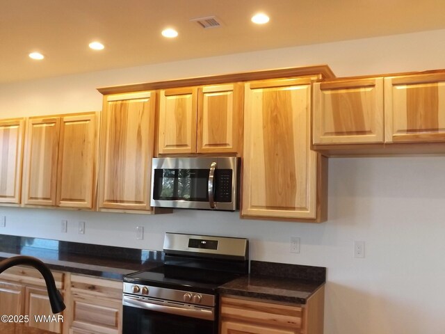 2759 Panther Cir, Overgaard, AZ 85933 - kitchen featuring appliances with stainless steel finishes, recessed lighting, light brown cabinetry, and a sink