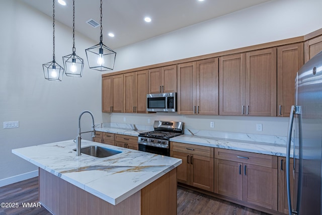 840 E Blue Jay Ln, Show Low, AZ 85901 - kitchen with appliances with stainless steel finishes, an island with sink, dark wood-type flooring, pendant lighting, and light stone countertops