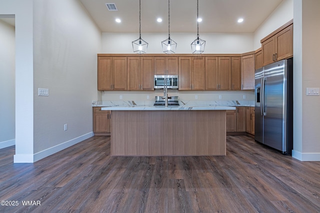 840 E Blue Jay Ln, Show Low, AZ 85901 - kitchen featuring appliances with stainless steel finishes, light countertops, dark wood finished floors, a center island with sink, and recessed lighting