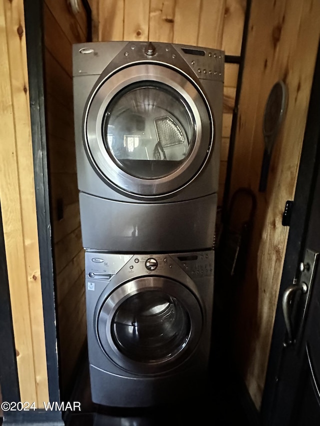 3403 Top View Rd, Overgaard, AZ 85933 - laundry area featuring stacked washing machine and dryer