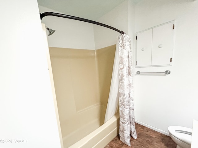 full bathroom featuring toilet and baseboards