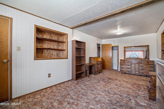 367 S Main St, Eagar, AZ 85925 - carpeted living area featuring a textured ceiling and wallpapered walls