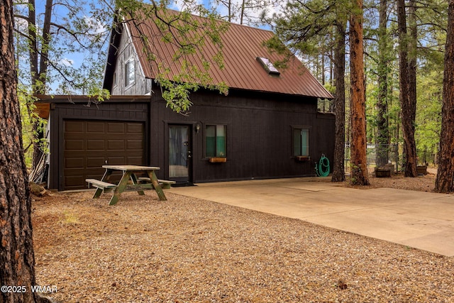 2444 S Jan Ln, Pinetop, AZ 85935 - view of front of property featuring a metal roof and concrete driveway