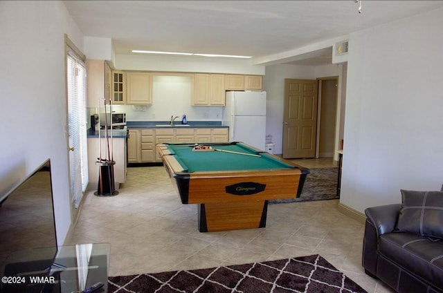 playroom with a sink, baseboards, and billiards