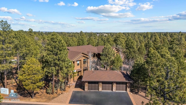 bird's eye view featuring a wooded view