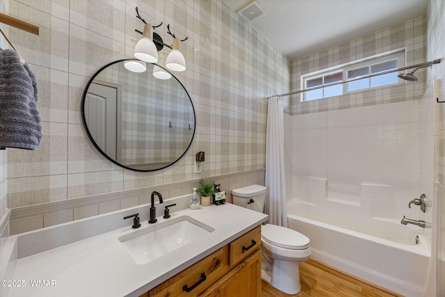 1415 N Lake View Cir, Lakeside, AZ 85929 - full bath featuring shower / tub combo with curtain, vanity, wallpapered walls, and wood finished floors