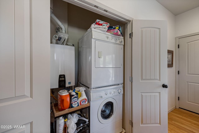 1415 N Lake View Cir, Lakeside, AZ 85929 - laundry room with stacked washing machine and dryer, water heater, and wood finished floors