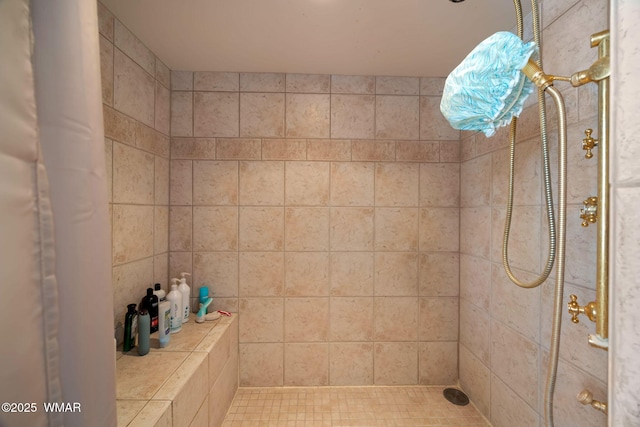 full bathroom featuring a tile shower