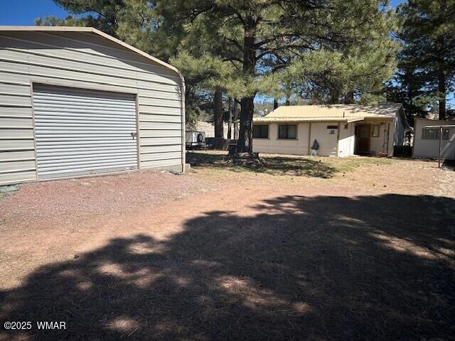 view of yard featuring an outbuilding