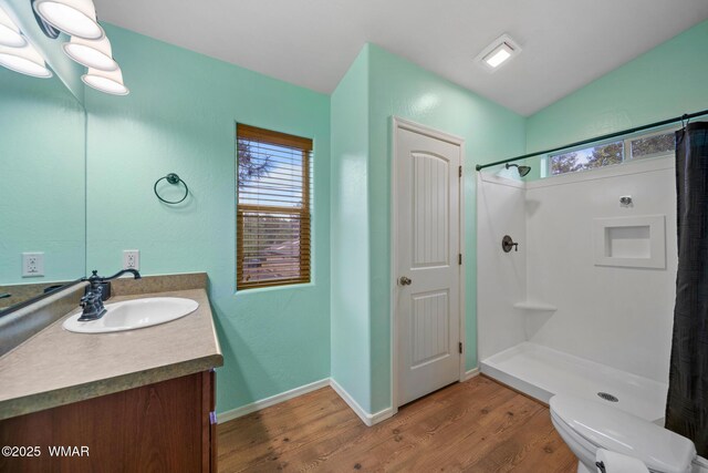 242 E Pinecrest Dr, Pinetop, AZ 85935 - full bathroom with wood finished floors, vanity, plenty of natural light, and curtained shower