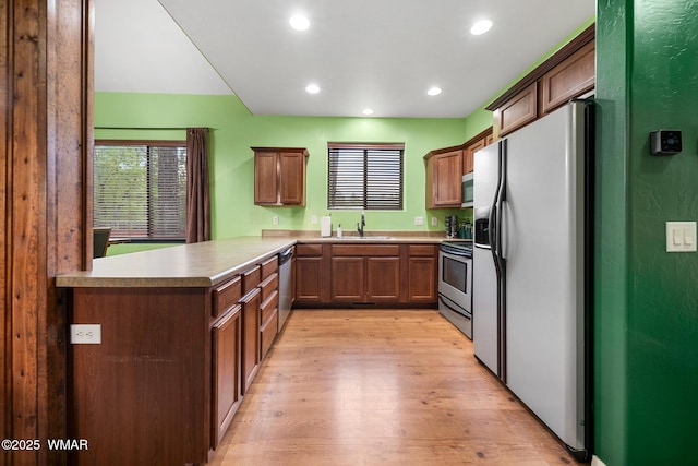 242 E Pinecrest Dr, Pinetop, AZ 85935 - kitchen featuring appliances with stainless steel finishes, a sink, light wood-style flooring, a peninsula, and recessed lighting