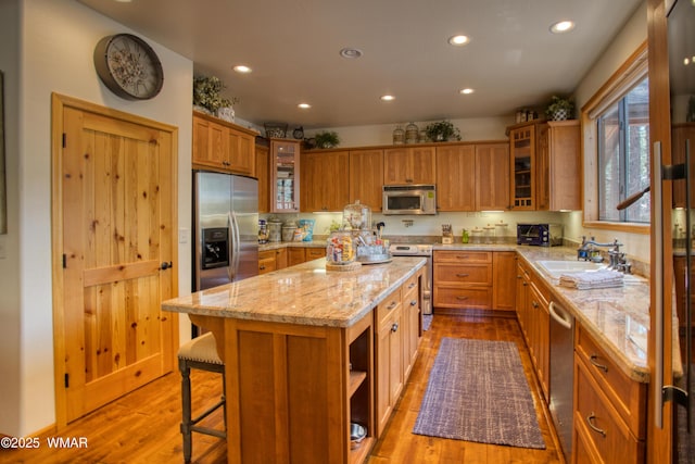 2841 Ponderosa Pkwy, Pinetop, AZ 85935 - kitchen with stainless steel appliances, a sink, a center island, wood finished floors, and recessed lighting