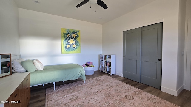 bedroom featuring dark wood-type flooring, baseboards, and ceiling fan