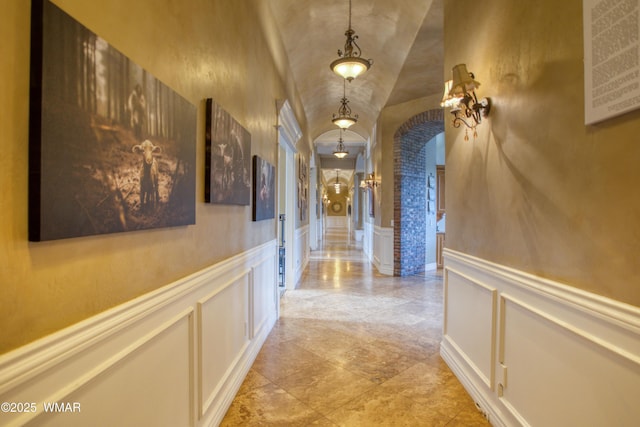 7444 Caldwell Canyon Rd, Snowflake, AZ 85937 - corridor with a decorative wall, arched walkways, vaulted ceiling, and wainscoting